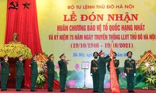 Đại tướng Phan Văn Giang, Ủy viên Bộ Chính trị, Phó Bí thư Quân ủy Trung ương, Bộ trưởng Bộ Quốc phòng gắn Huân chương Bảo vệ Tổ quốc hạng Nhất lên Quân kỳ Quyết thắng Bộ Tư lệnh Thủ đô Hà Nội.