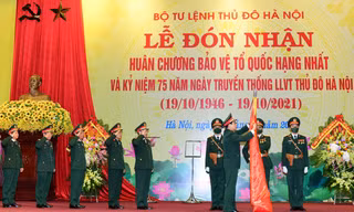 Đại tướng Phan Văn Giang, Ủy viên Bộ Chính trị, Phó Bí thư Quân ủy Trung ương, Bộ trưởng Bộ Quốc phòng gắn Huân chương Bảo vệ Tổ quốc hạng Nhất lên Quân kỳ Quyết thắng Bộ Tư lệnh Thủ đô Hà Nội.