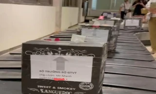 Cả chục thùng hàng gửi qua máy bay nghi là rượu trên bao bì đều dán giấy ghi "Bộ trưởng Bộ GTVT". Ảnh cắt từ clip.