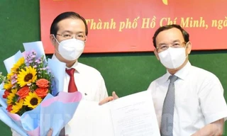 Bí thư Thành uỷ TPHCM Nguyễn Văn Nên trao quyết định điều động cho ông Nguyễn Văn Minh (trái). Ảnh: Thành uỷ TPHCM