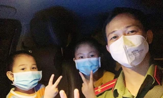 Thượng uý Lê Bá Tứ đưa hai cháu nhỏ đến bệnh viện và hiến máu cho các cháu