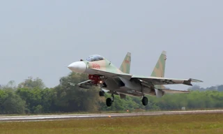 Không quân Việt Nam dội bom, bắn rốc két vào mục tiêu