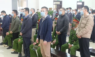 Nhóm bị cáo tại tòa.