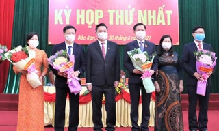 Chủ tịch và các Phó chủ tịch UBND tỉnh Bắc Kạn nhận hoa chúc mừng của lãnh đạo HĐND tỉnh. Ảnh: BK