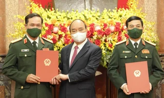 Chủ tịch nước trao Quyết định thăng quân hàm cho Đại tướng Phan Văn Giang và Thượng tướng Vũ Hải Sản. Ảnh: Nguyễn Minh