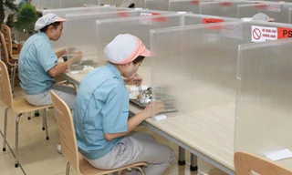 Phòng ăn được bố trí vách ngăn, giãn cách tại một DN trong KCN. Ảnh: Nguyễn Quang