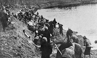 Người dân Liên Xô xây dựng rào cản nước nhân tạo để bảo vệ Moscow. Ảnh: Mikhail Ozersky/TASS