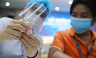 300 y, bác sĩ bước vào chiến dịch tiêm vắc-xin COVID-19 lớn nhất tại Bình Dương
