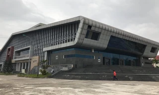 Nhà hát huyện Đan Phượng, Hà Nội có vốn đầu tư từ ngân sách cả trăm tỷ đồng nằm phơi mưa, phơi nắng gây lãng phí rất lớn. Ảnh: Trường Phong 