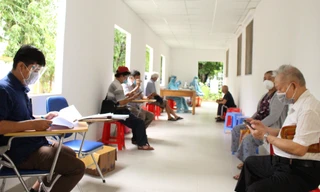 TPHCM triển khai tiêm vắc xin đợt 5 bên cạnh sẽ tăng cường Chỉ thị 16 để ngăn chặn dịch lây lan. 