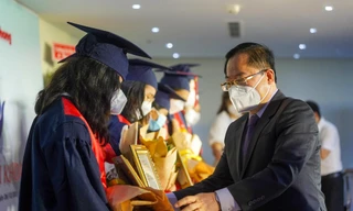 130 sinh viên nhận học bổng 'Nâng bước thủ khoa'