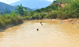 Các em nhỏ xã Quảng Hòa (huyện Đắk Song, Đắk Nông) tắm dưới hồ nước 