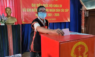 Người dân buôn Ako Dhong, TP Buôn Ma Thuột, Đắk Lắk đi bầu cử vào ngày 23/5
