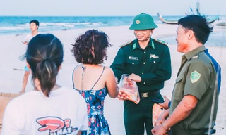 Ca sĩ Thái Thùy Linh “khoe” hình xăm trong chuyến du ca tại Ngư Thủy, Quảng Bình 