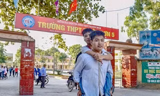 Tin vui: Đại học Y dược Thái Bình miễn toàn bộ học phí cho nam sinh cõng bạn 10 năm đi học