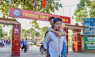 Tin vui: Đại học Y dược Thái Bình miễn toàn bộ học phí cho nam sinh cõng bạn 10 năm đi học