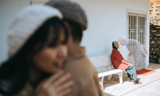 Bức ảnh “Bà ơi... Tôi vẫn luôn cạnh bên bà mà!” gây nhiều tranh cãi trên mạng xã hội