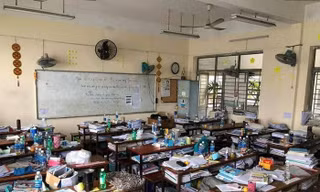 Sách vở bày bừa ngổn ngang khắp lớp học, lý do phía sau khiến ai cũng xót xa, đồng cảm 