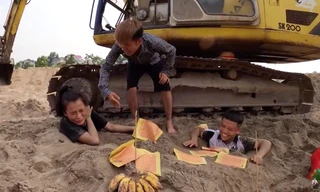 Con trai Bà Tân Vlog bị “ném đá” vì lại bày trò câu view thắp nhang cúng vái em gái