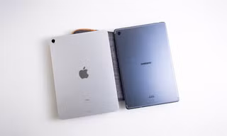 Mua máy tính bảng để học trực tuyến: Nên chọn iPad của Apple hay Samsung Galaxy Tab?