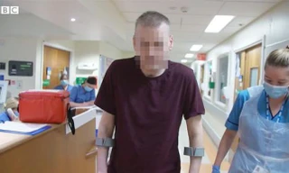 Anh dỡ cách ly xã hội, phi công người Anh cảnh báo “đừng chủ quan với virus corona“