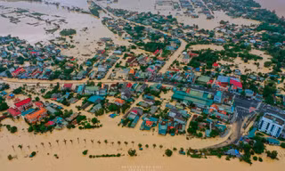 Chùm ảnh Quảng Trị ngập trong “biển” lũ chụp từ flycam: Thương lắm, miền Trung ơi!
