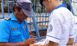 Hình ảnh bác bảo vệ ký tên lên áo của cậu học trò cuối cấp khiến dân mạng cảm động