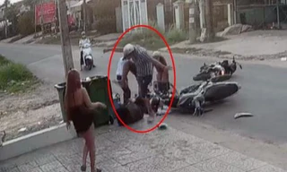 Phẫn nộ người đàn ông dùng vũ khí đánh liên tiếp vào đầu nữ sinh sau va chạm giao thông