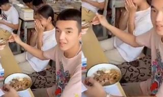 Clip đáng yêu nhất hôm nay: Nam sinh nhường thịt cho bạn nữ cùng bàn trong giờ ăn trưa