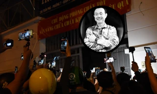 Phản cảm việc nhiều YouTuber chen lấn, xô đẩy để livestream hình ảnh cố nghệ sĩ Chí Tài