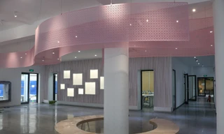 Tòa nhà màu hồng “công chúa” siêu dễ thương của ĐH Ngoại Thương, sinh viên tha hồ check-in