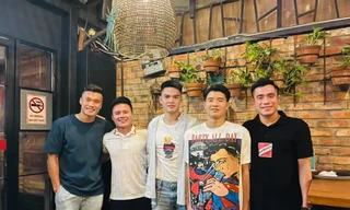 4 cầu thủ đỉnh đám tuyển Việt Nam chụp ảnh chung, Đức Chinh để lại bình luận “cười ngất“