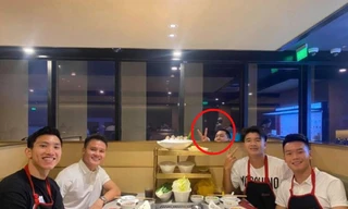 Thanh niên bỗng chiếm “spotlight” khi xuất hiện trên Instagram cùng dàn cầu thủ nổi tiếng