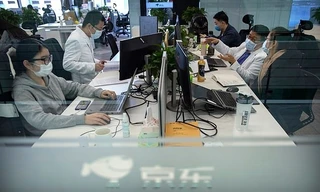 Chuyên gia đề xuất “dân công sở ngồi cạnh người mình ghét để tiện giãn cách xã hội“