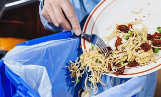 Dân mạng tranh cãi chuyện “con gái giận dỗi khi thấy mẹ mang thức ăn thừa ở quán về nhà“