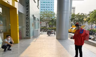 Phòng lây nhiễm mùa dịch, shipper giao đồ ăn cho khách hàng bằng xe đồ chơi