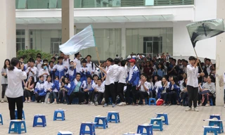 Học sinh và giáo viên trường THPT chuyên Sư Phạm cùng tham gia cuộc thi “Khua Chiêng Vàng”