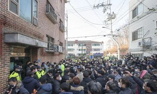 Nhiều người dân Hàn Quốc tìm đến tận nhà tên Cho Doo Soon để đập phá, gây náo loạn