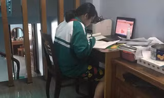 Bạn teen mặc đồng phục, đeo khăn quàng khi học trực tuyến nhận “cơn mưa” lời khen