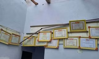 Hình ảnh đẹp nhưng thật buồn: Ngôi nhà bị tốc mái, những tấm bằng khen vẫn kín trên tường