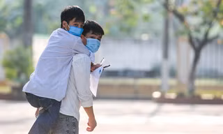 Nam sinh 10 năm cõng bạn đến trường: “Dù ĐH Y Hà Nội có đặc cách, mình cũng xin từ chối“