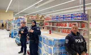 Cảnh sát Canada tăng cường an ninh, bảo vệ... giấy vệ sinh ở các siêu thị