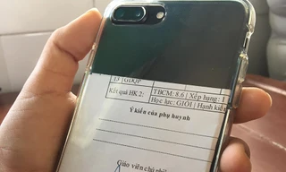 Khi team học giỏi dùng điện thoại: Dán cả bảng điểm vào ốp lưng thì ai đọ lại!