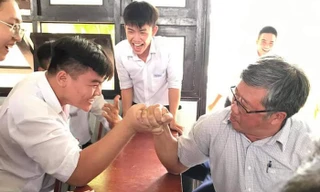 Dân mạng thích thú với nam sinh “thách đấu” thầy giáo tham gia trò chơi quen thuộc