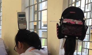 Ông trời tạo ra cơn địa chấn và cái đầu của bạn teengirl này chính là điểm nhấn!