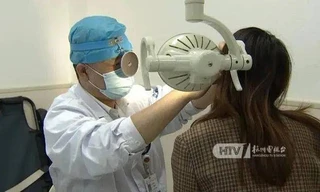 Sau 3 ngày liên tiếp thức đêm săn hàng giảm giá, cô gái bị điếc tai trái, ù tai phải