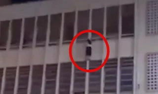 TP.HCM: Nữ sinh lớp 6 treo mình lơ lửng ở lan can tầng 3 được bác bảo vệ cứu kịp thời