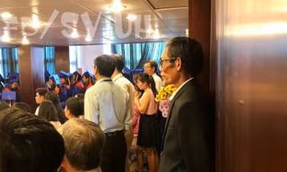 Xúc động hình ảnh người cha lặng lẽ đứng cuối hội trường, dõi theo lễ tốt nghiệp của con
