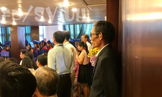 Xúc động hình ảnh người cha lặng lẽ đứng cuối hội trường, dõi theo lễ tốt nghiệp của con