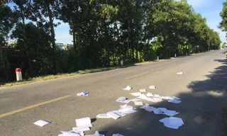 Dân mạng tranh cãi nảy lửa trước hình ảnh sách vở bị vứt bừa bãi ngoài đường sau kì thi